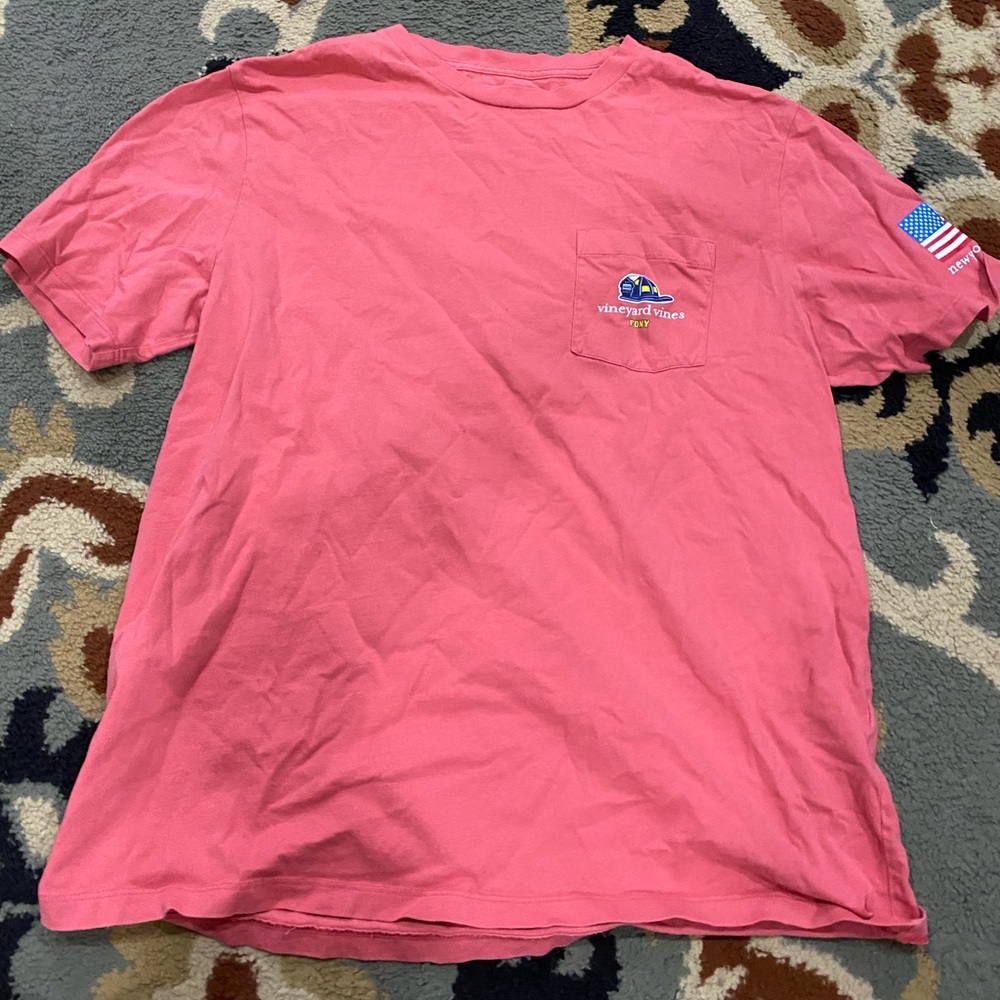 Vineyard Vines t-shit 🐳